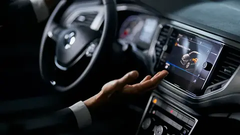 Panel klimatyzacji i systemów w nowoczesnym samochodzie